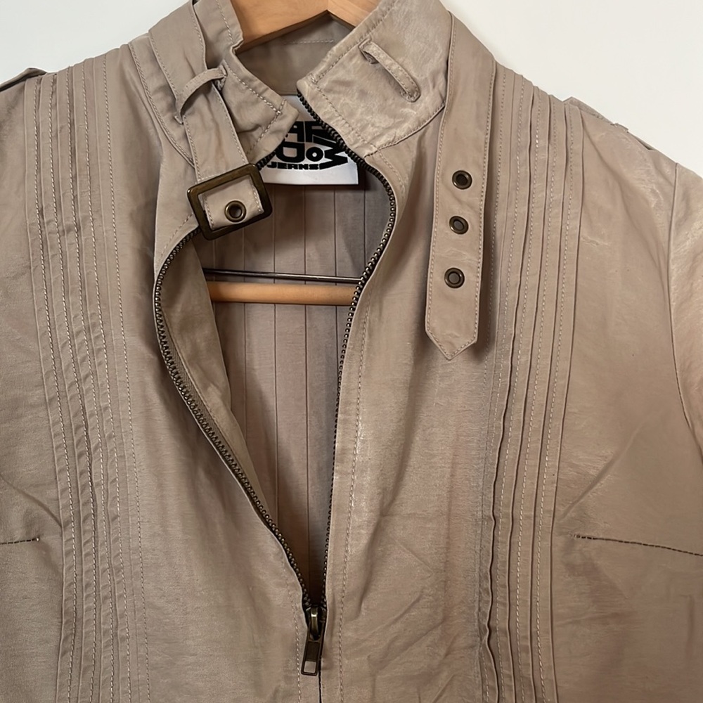 Beautiful Jacket - Picture 4 of 4